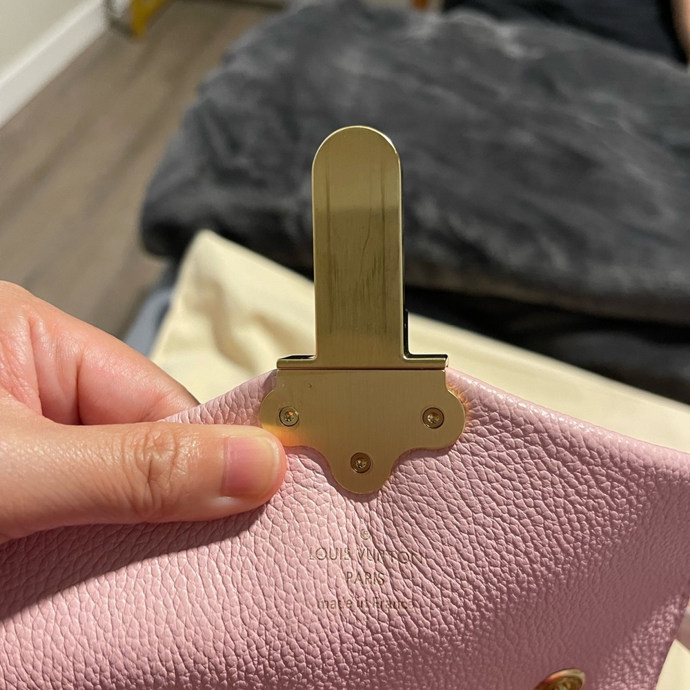 Louis Vuitton - Picture 3 of 11